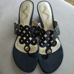 Nina Black patent sandels!!